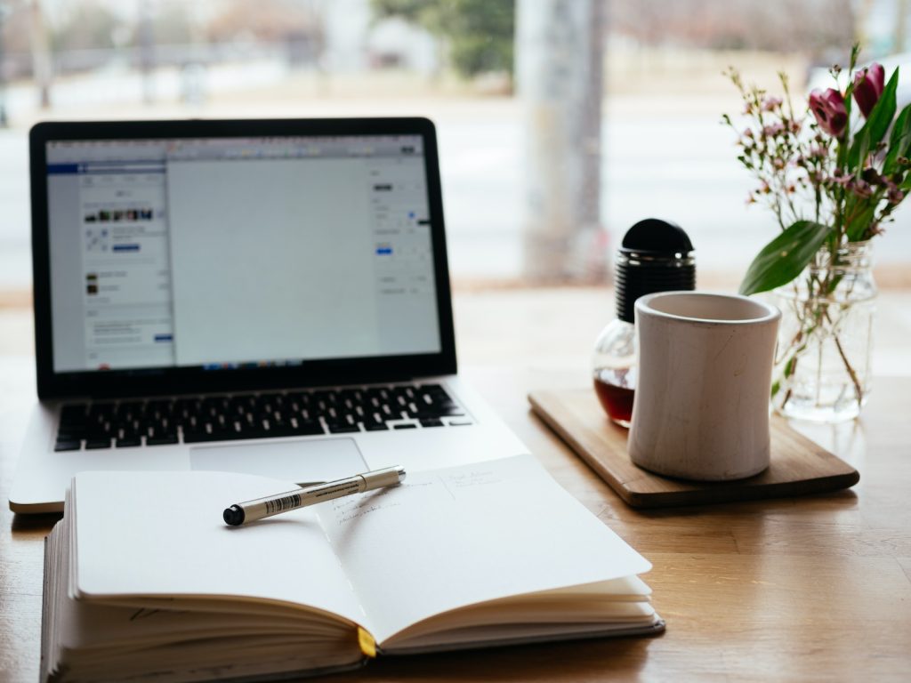 MacBook Pro presque blanc livre ouvert