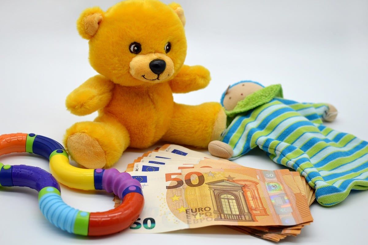 Pension alimentaire pour enfant majeur en 2025 : est-il possible sans justificatif ?