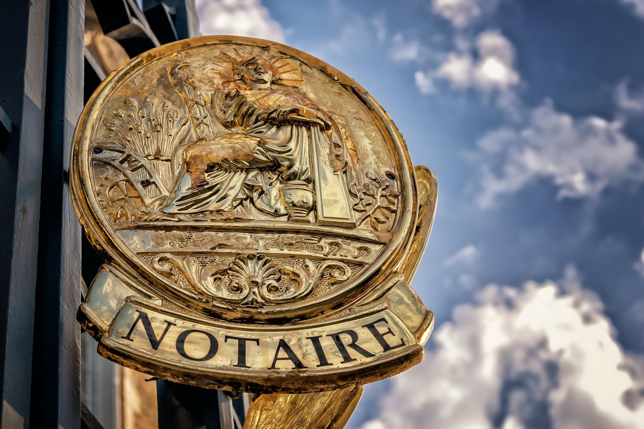 Combien gagne un clerc de notaire en 2025 ? salaire, perspectives et évolutions
