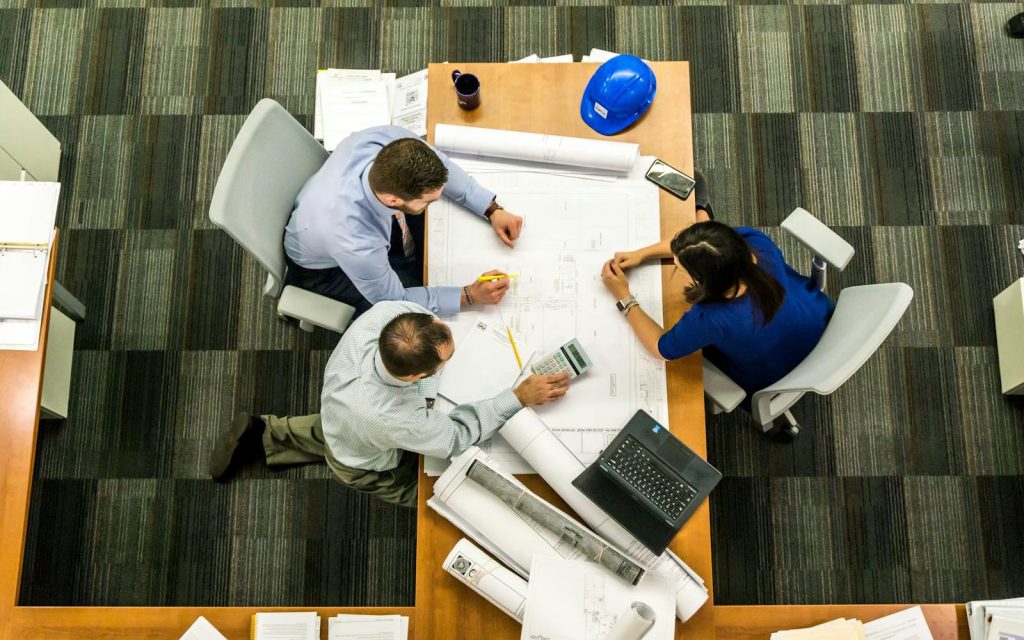 Trois personnes assises à côté d'une table